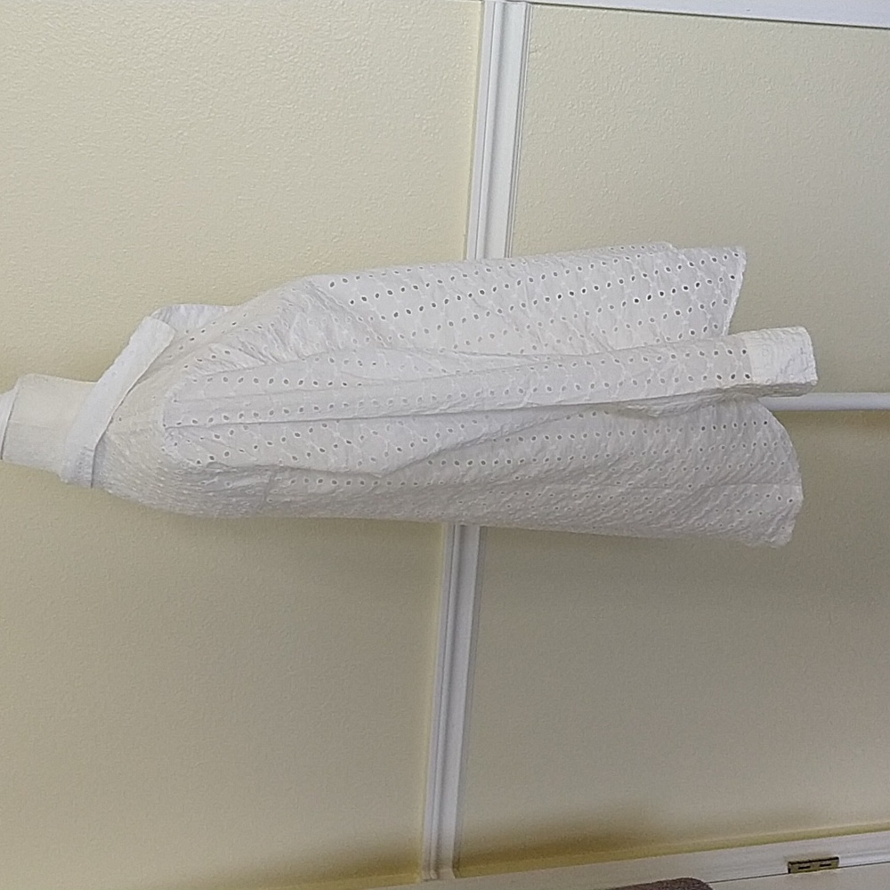 🆕 GAP White Eyelet Blouse - Picture 2 of 11